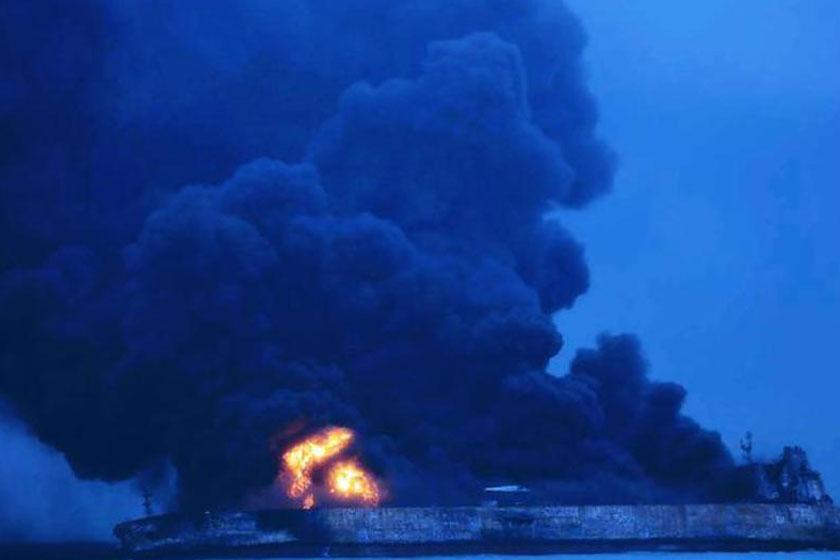 تانکر نفتی ایران، همچنان در آتش می سوزد