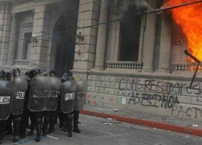 معترضان در گواتمالا ساختمان کنگره را آتش زدند
