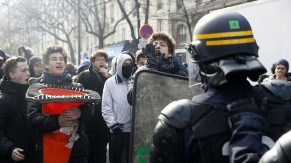 تور فرانسه: درگیری پلیس فرانسه با معترضان به واکسیناسیون اجباری در پاریس