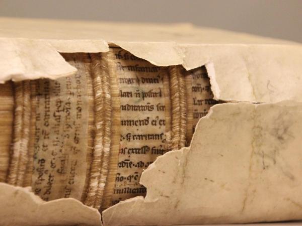 دست نوشته های قرون وسطایی که پاره شده بودند و در پیکره کتاب های دیگر برای صحافی پنهان بودند با فناوری تازه دوباره زبان باز می نمایند!