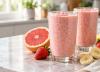 طرز تهیه اسموتی گریپ فروت با موز و توت فرنگی؛ خنک و غلیظ